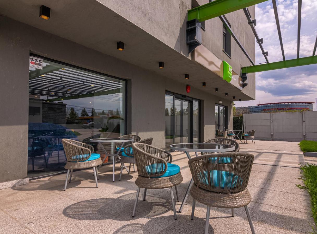 Ibis Styles Bucharest Airport Hotel Otopeni Exterior foto